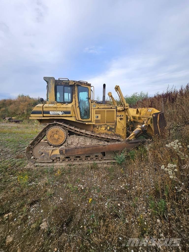 CAT D6h Buldožeri gusjeničari