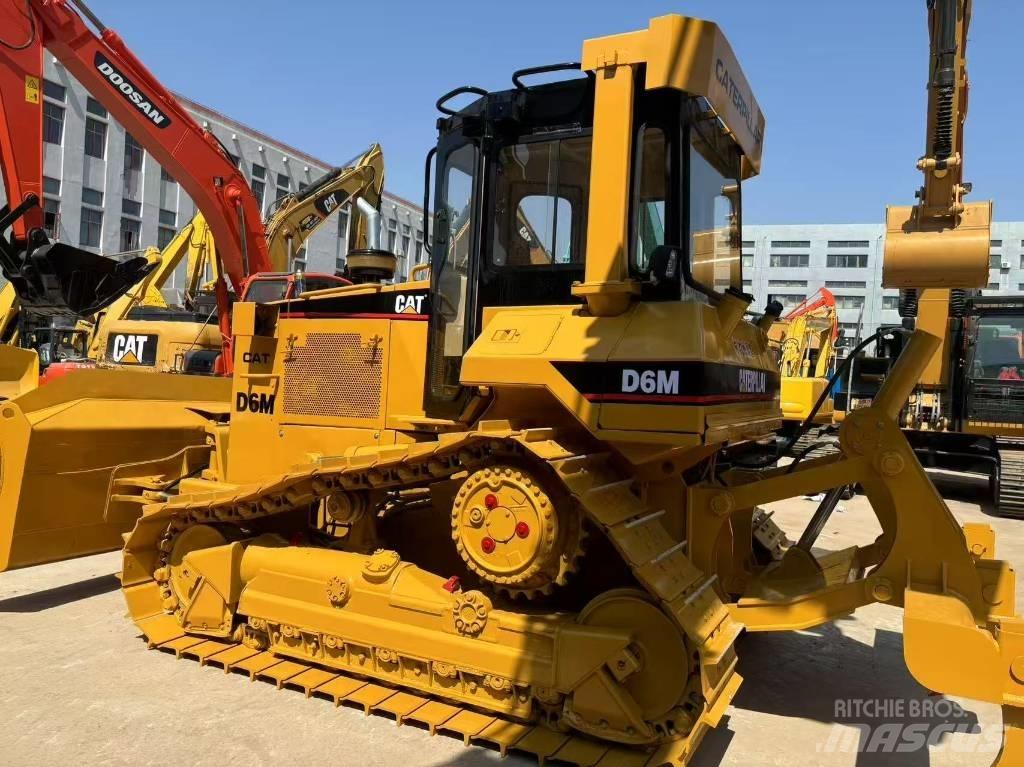 CAT D 6 M XL Buldožeri gusjeničari
