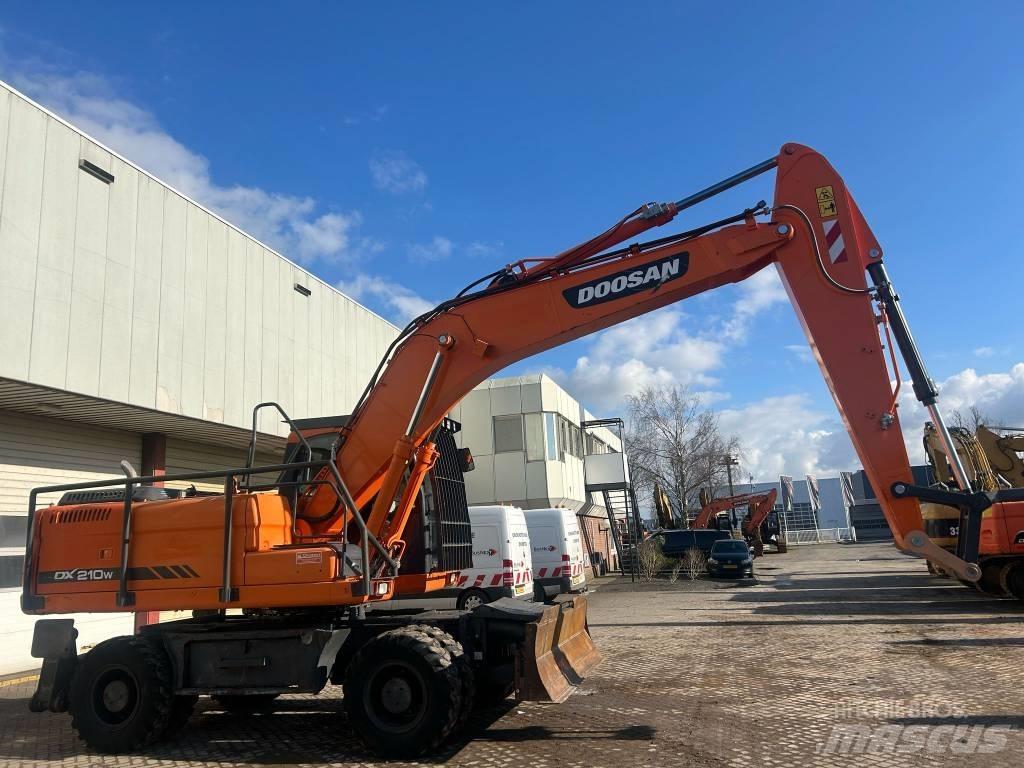 Doosan DX 210 W Bageri na kotačima
