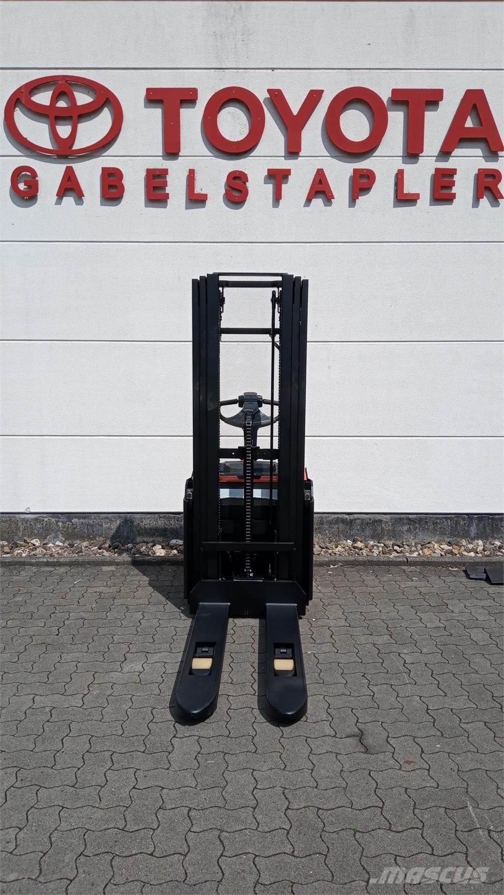 Toyota SWE140L Samopogonski ručni viličari