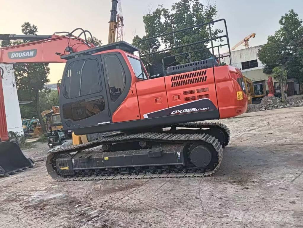 Doosan DX 225 LC Bageri gusjeničari