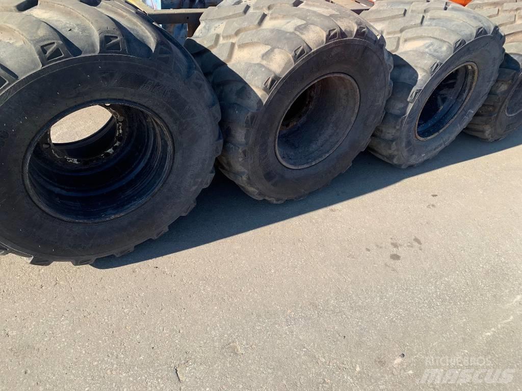 CAT M 318 Bageri na kotačima