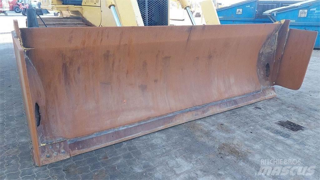 Komatsu D65PX-18 Buldožeri gusjeničari