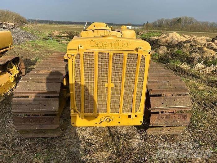 CAT D4 - Buldožeri gusjeničari