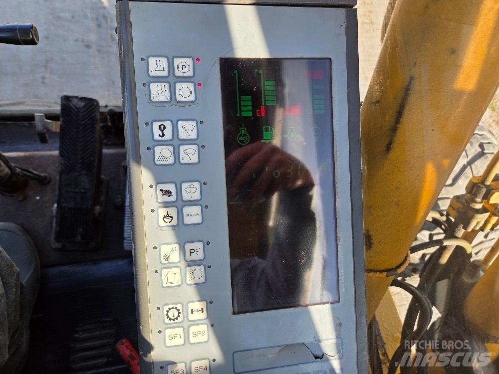 Liebherr A900 Bageri na kotačima