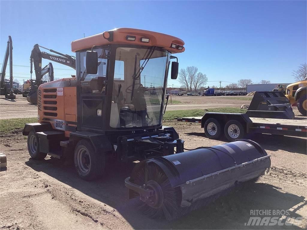 Broce FMJ470 Strojevi za metenje