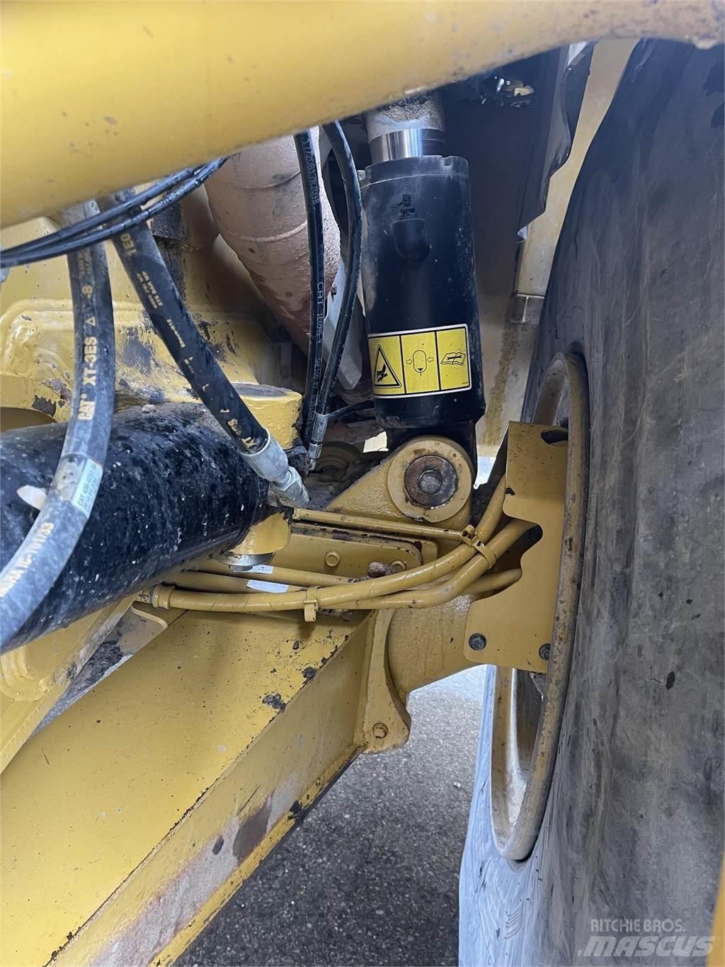 CAT 745 Zglobni demperi