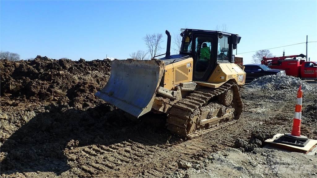CAT D5 Buldožeri gusjeničari
