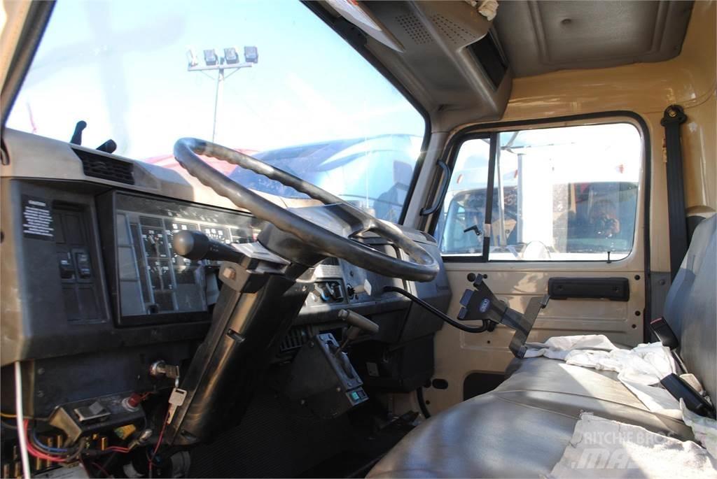 International 4700 Kamioni sa kranom