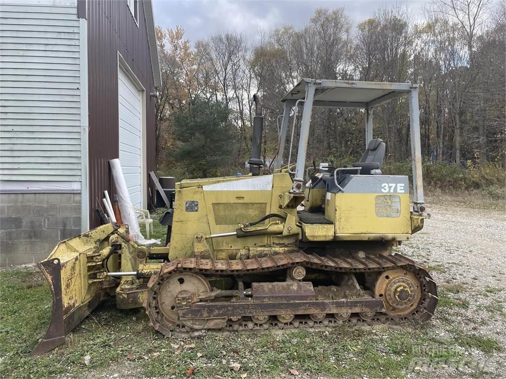 Komatsu D37E-5 Buldožeri gusjeničari