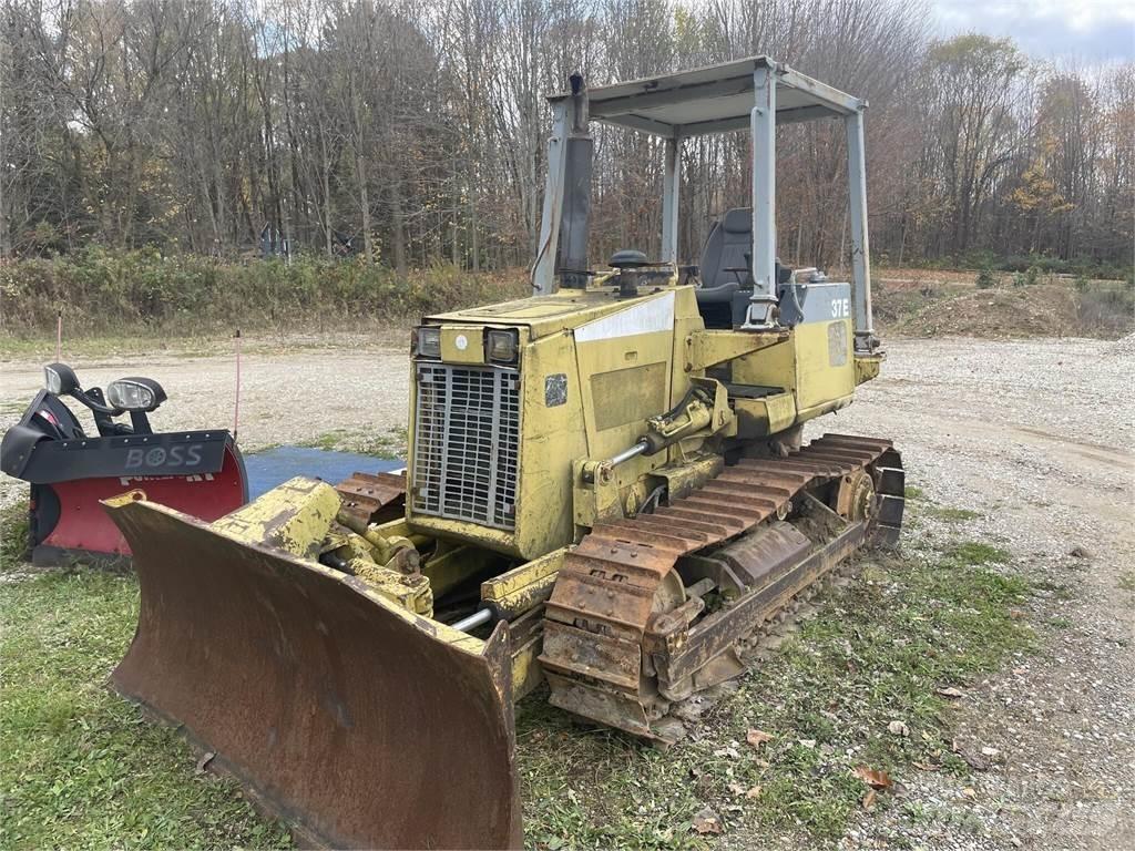 Komatsu D37E-5 Buldožeri gusjeničari