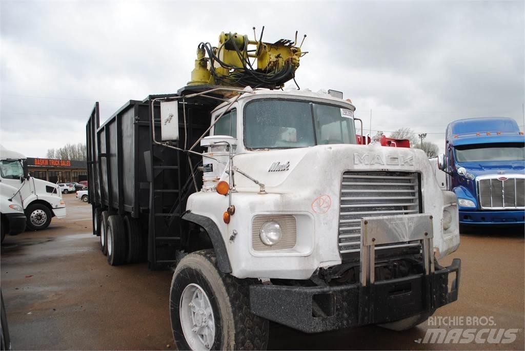 Mack DM690S Kamioni sa kranom