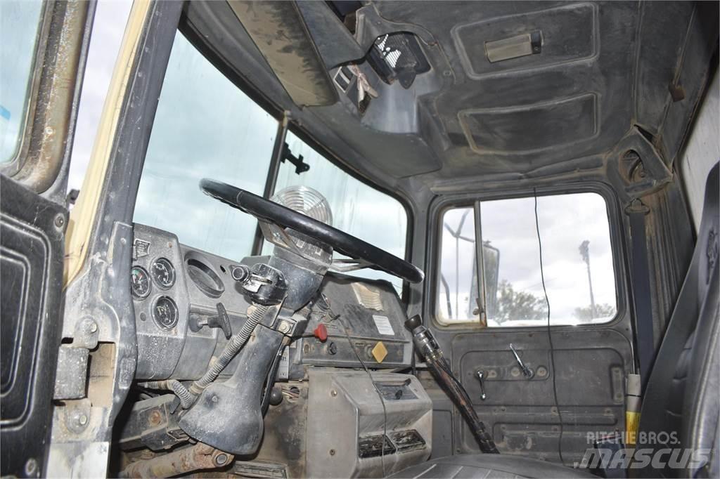 Mack DM690S Kiper kamioni