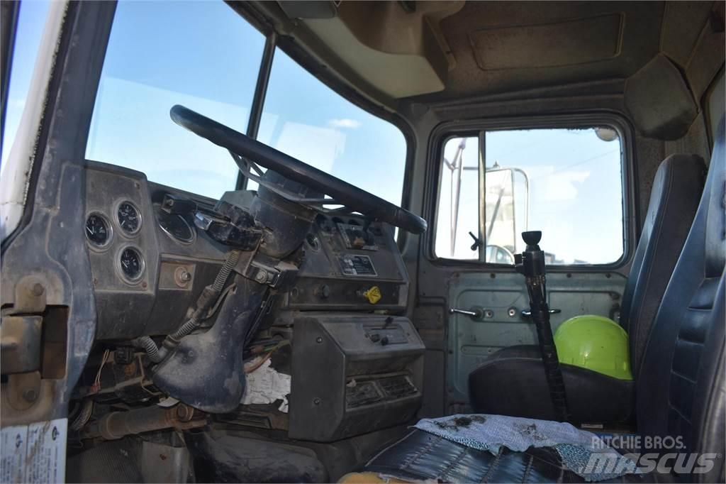 Mack DM690S Kiper kamioni