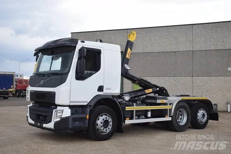 Volvo FE 320 Rol kiper kamioni s kukama za dizanje