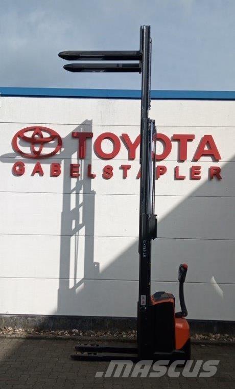 Toyota SWE120L Samopogonski ručni viličari