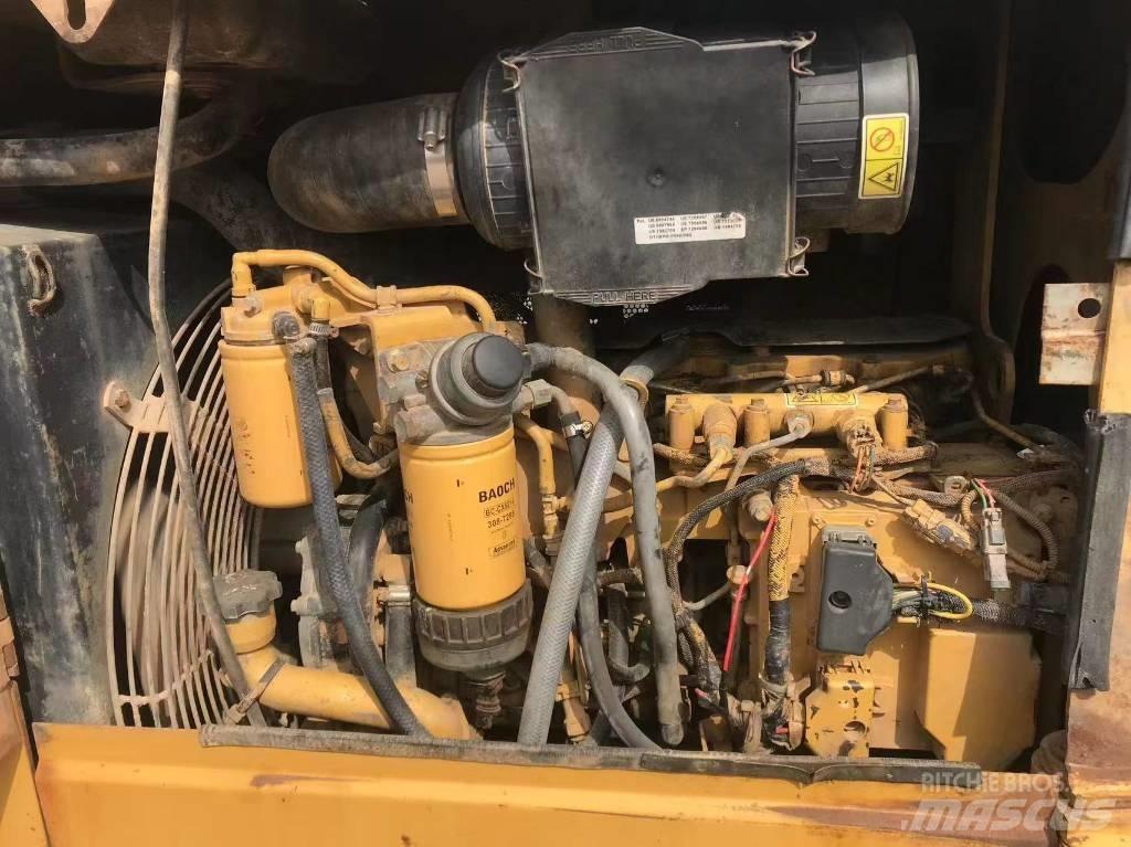 CAT D 5 K Buldožeri gusjeničari