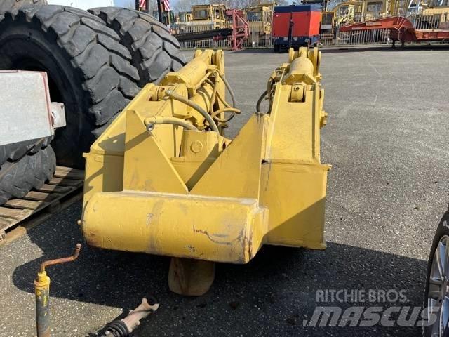 CAT D 8 R Ripper Ostale komponente