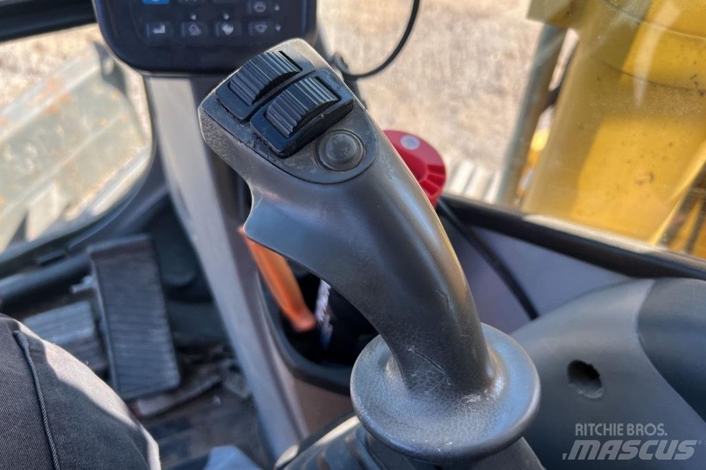 New Holland E 135 B Bageri gusjeničari