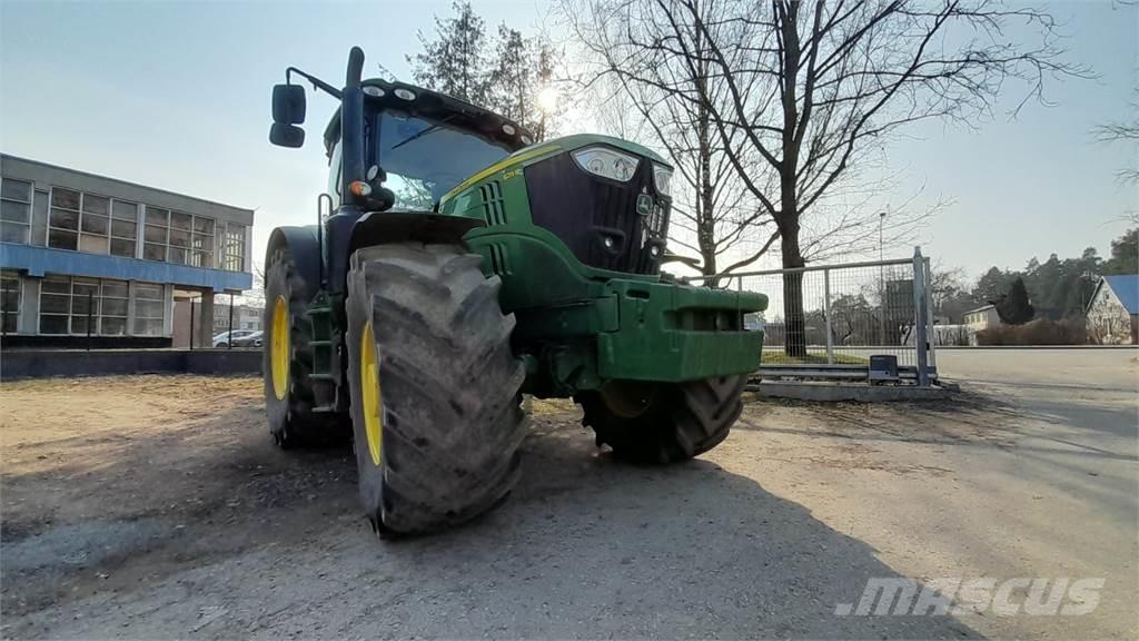 John Deere 6215R Traktori