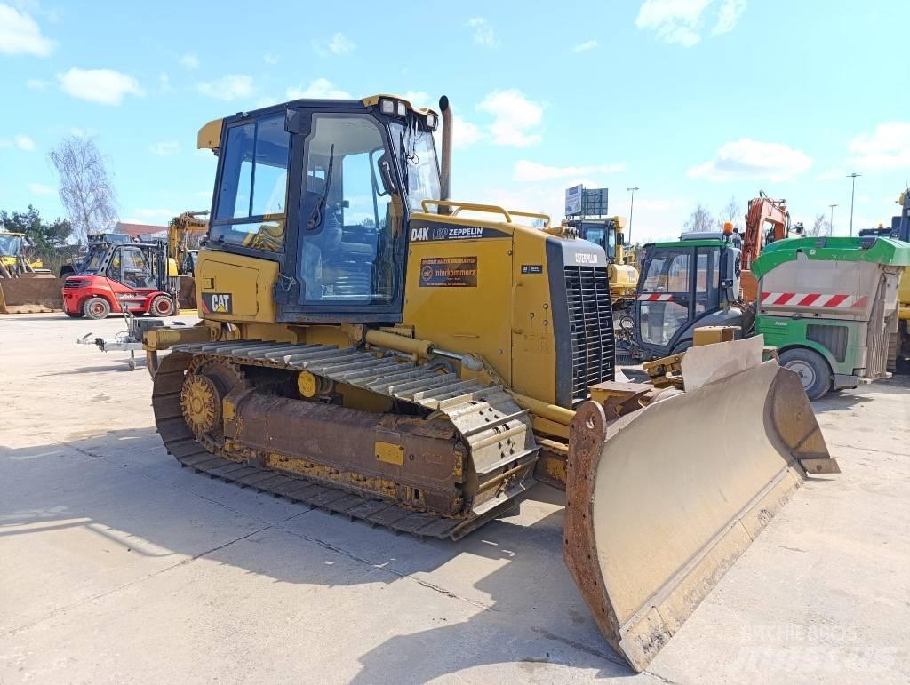 CAT D 4 K Buldožeri gusjeničari