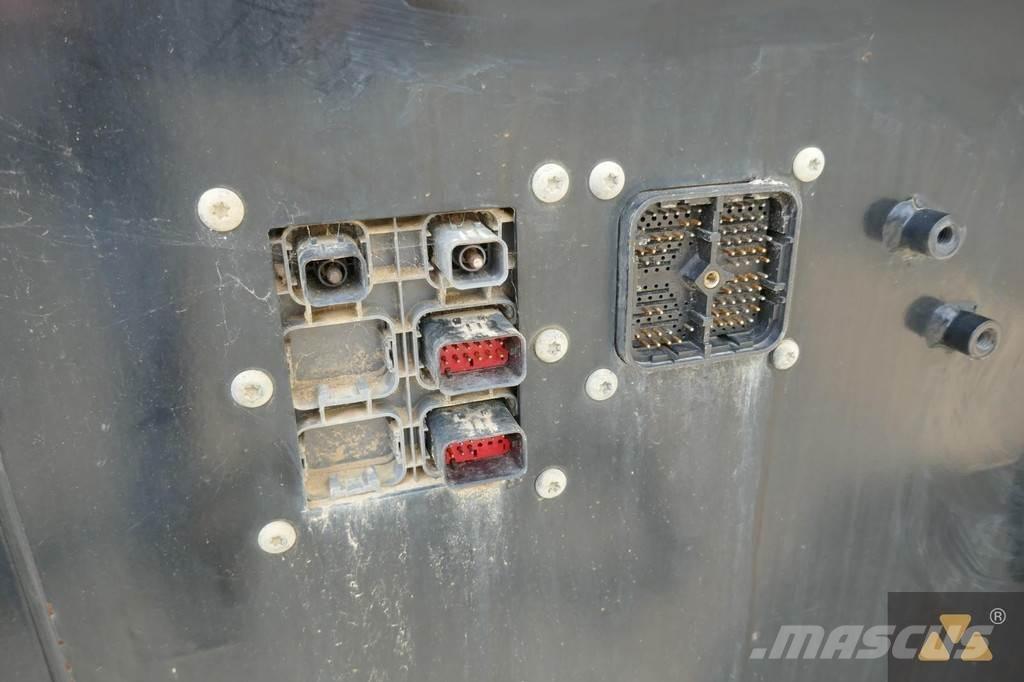 CAT 352F Cab Kabine i unutrašnjost