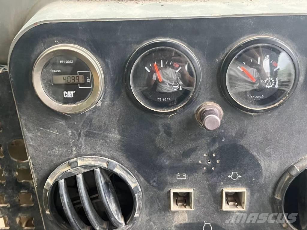 CAT D7G2 Buldožeri gusjeničari