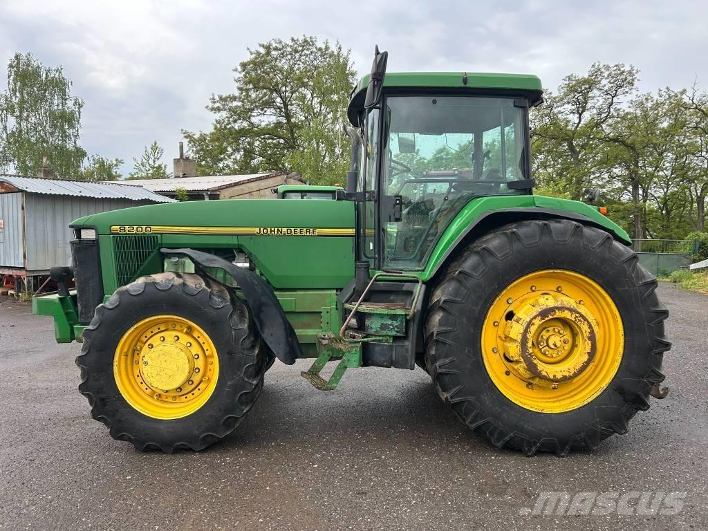 John Deere 8200 Traktori