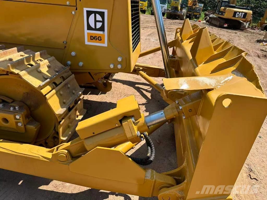 CAT D 6 G Buldožeri gusjeničari