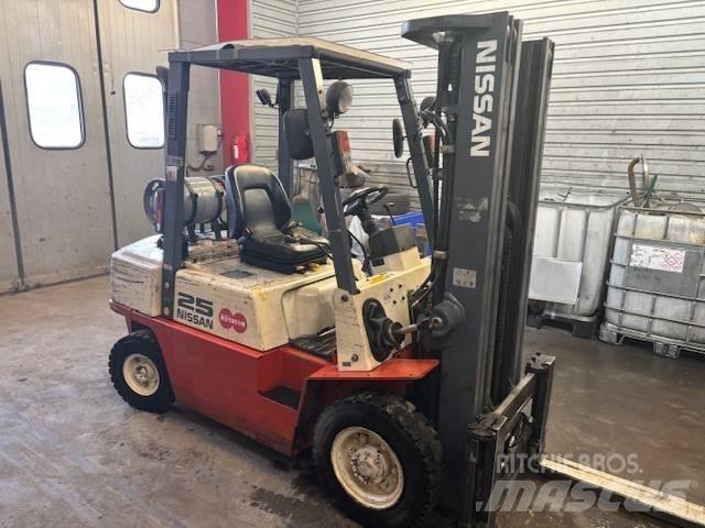 Nissan UJ02 A 25 U Plinski viličari
