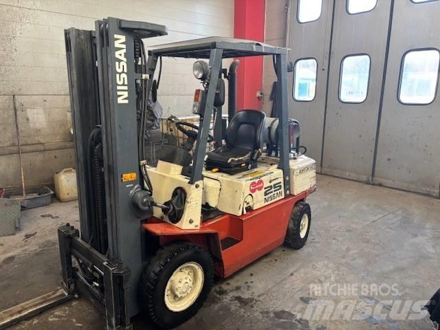 Nissan UJ02 A 25 U Plinski viličari