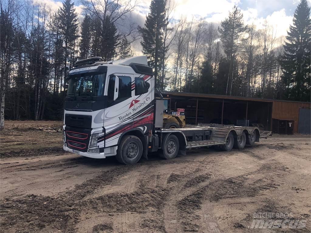 Volvo FH13 Kamioni za prijevoz šumskih strojeva