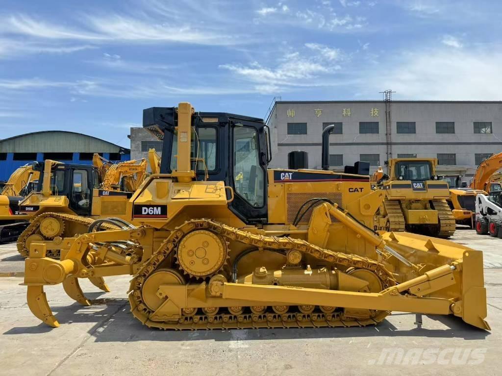 CAT D 6 M Buldožeri gusjeničari
