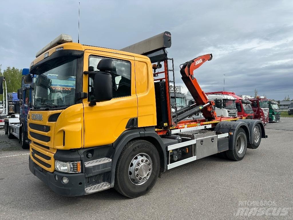 Scania P370 6x2*4 Rol kiper kamioni s kukama za dizanje