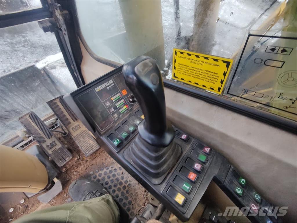 CAT M135 Bageri na kotačima