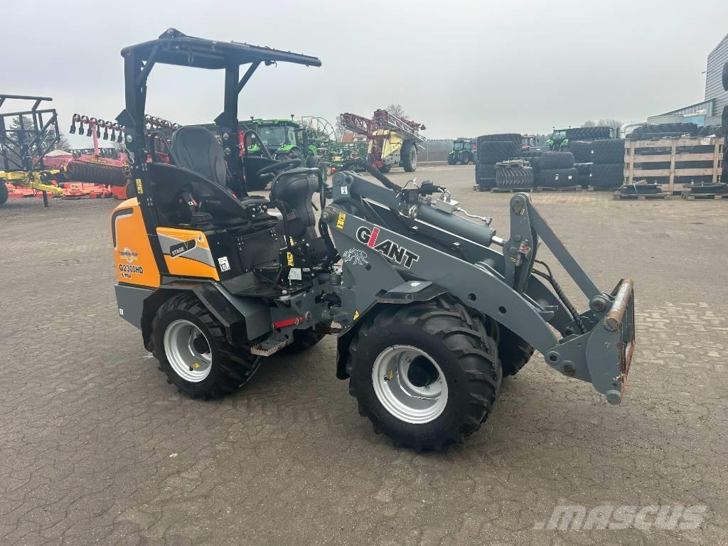 GiANT 2300 Xtra HD Višenamjenski utovarivači
