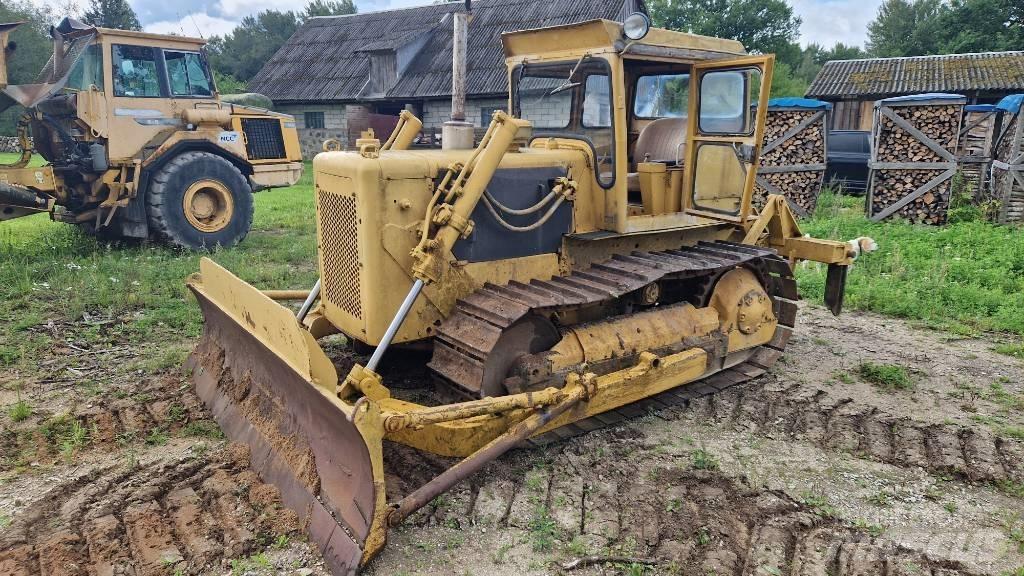 CAT D 4 D Buldožeri gusjeničari