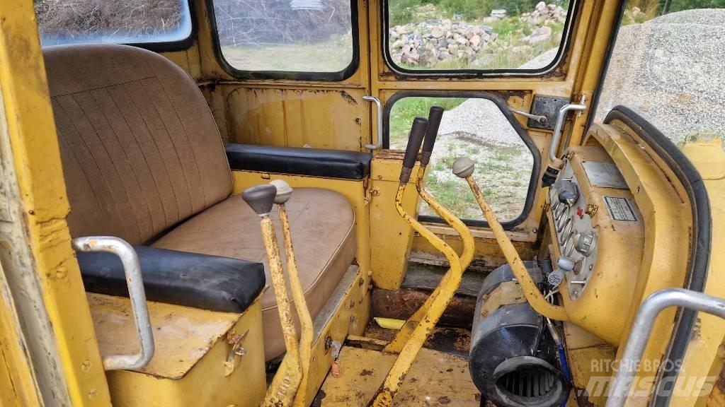 CAT D 4 D Buldožeri gusjeničari