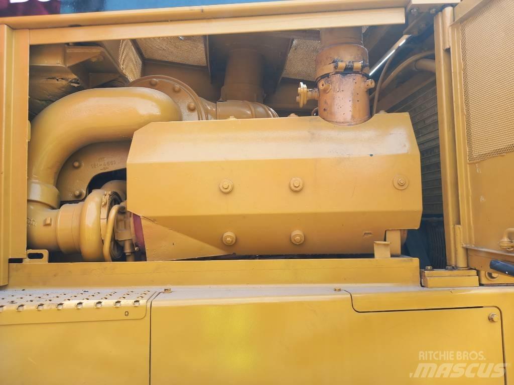 CAT D8R (Abu Dhabi) Buldožeri gusjeničari