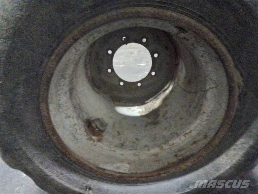 Valmet 820 24x22,5 Gume, kotači i naplatci