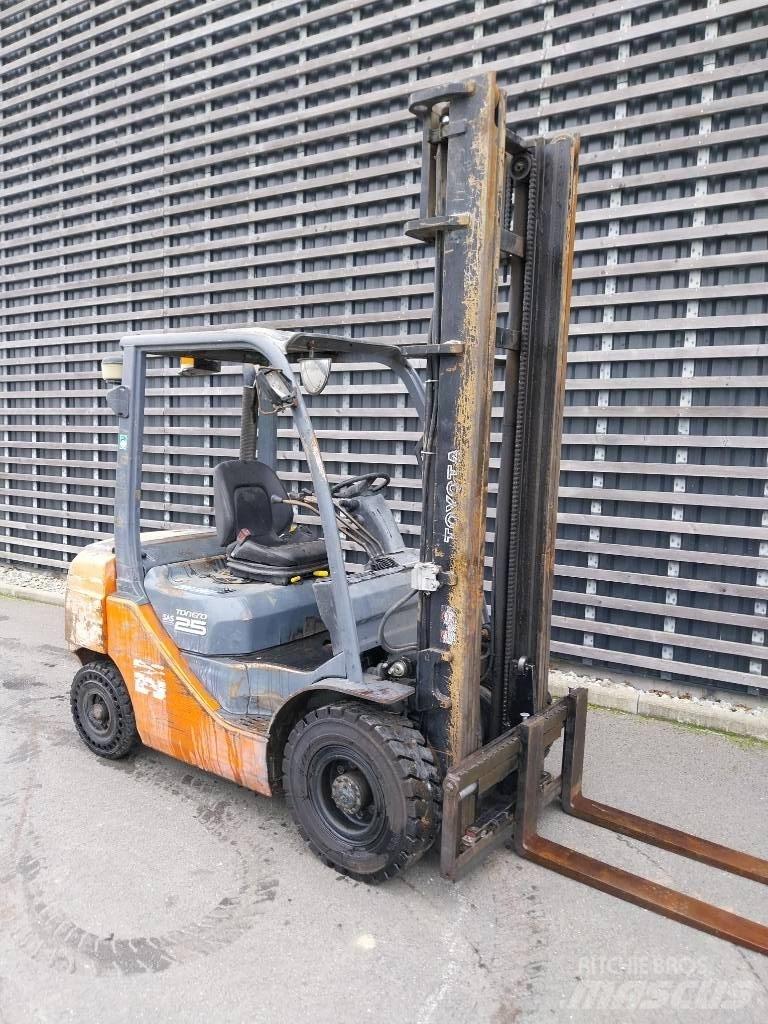 Toyota 25 Dizelski viličari
