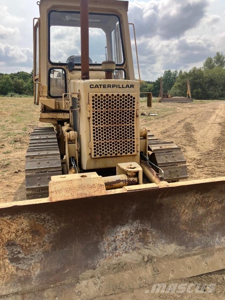 CAT D 3 B Buldožeri gusjeničari
