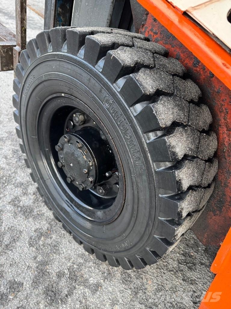 Nissan 25 Plinski viličari