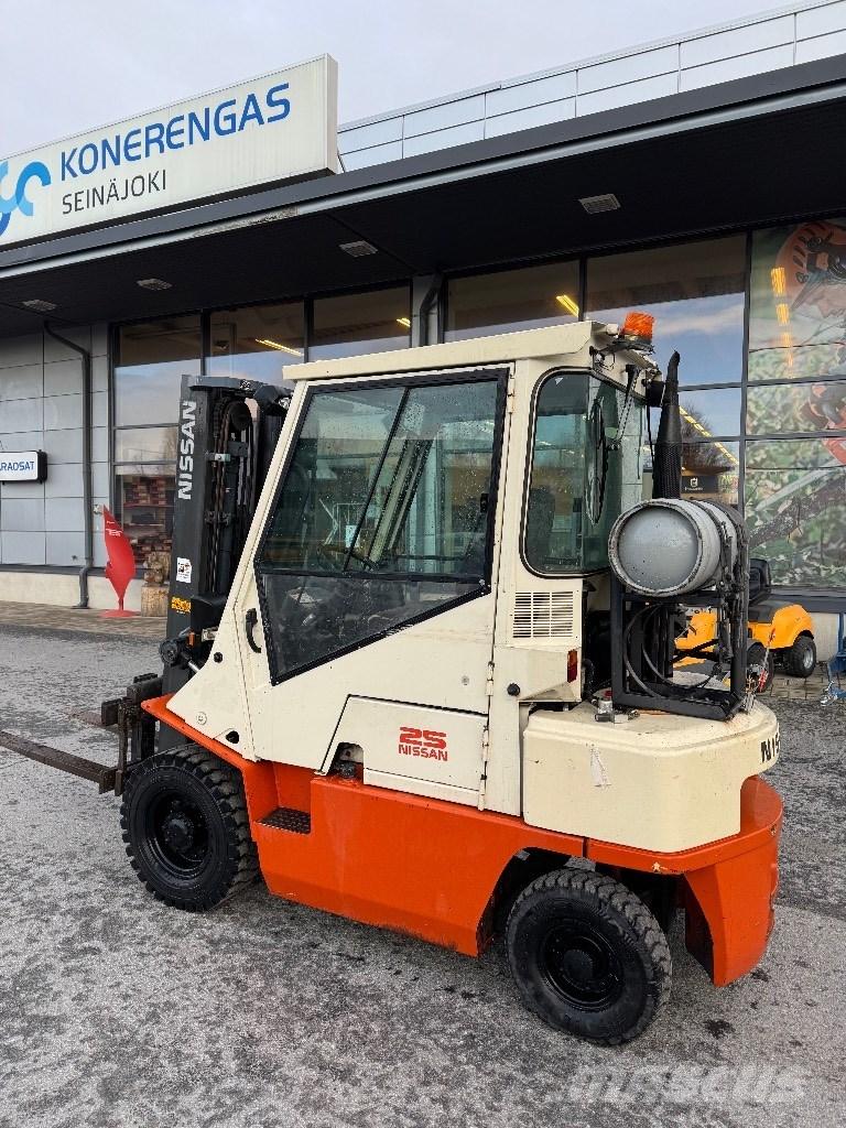 Nissan 25 Plinski viličari