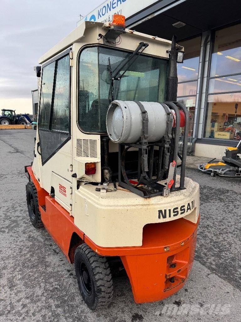 Nissan 25 Plinski viličari