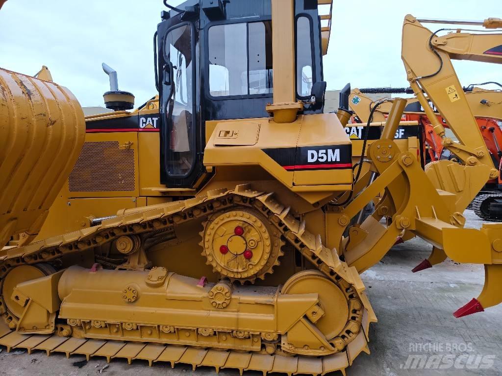CAT D 5 M Buldožeri gusjeničari