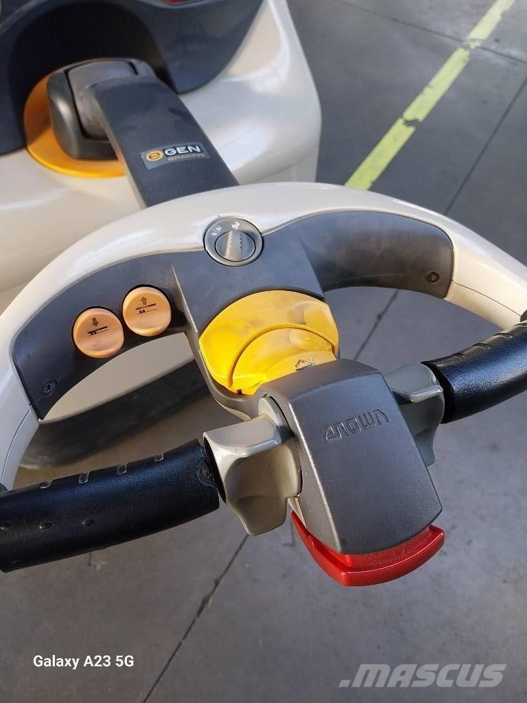 Crown ESi40001.6TT Ručni električni viličar