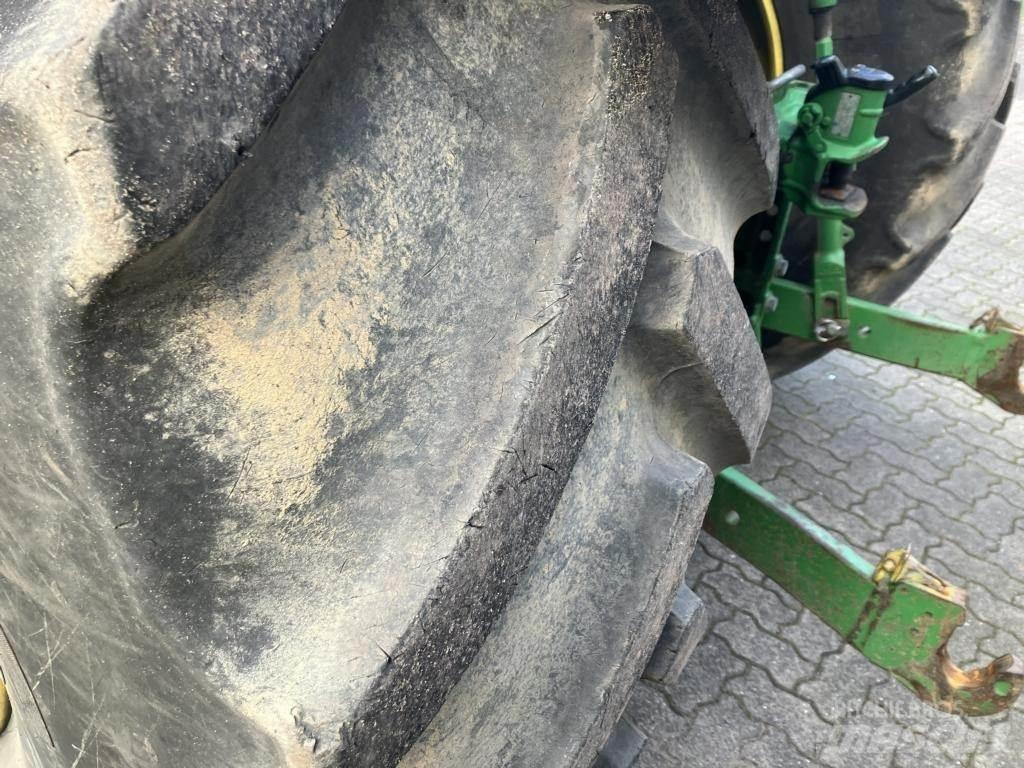 John Deere 6215R Traktori