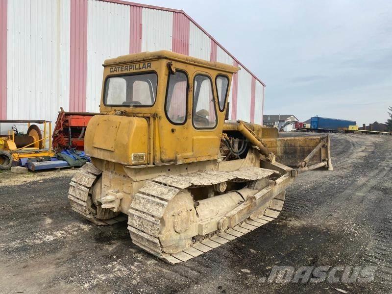 CAT D4D Buldožeri gusjeničari