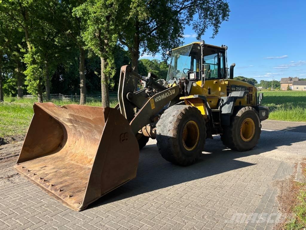 Komatsu WA250-6 Utovarivači na kotačima
